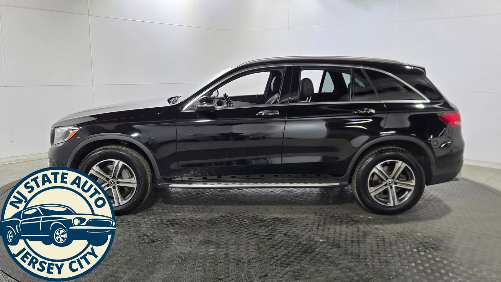 Used 2019 Mercedes-Benz GLC 300 4MATIC w/ Premium Package image 4