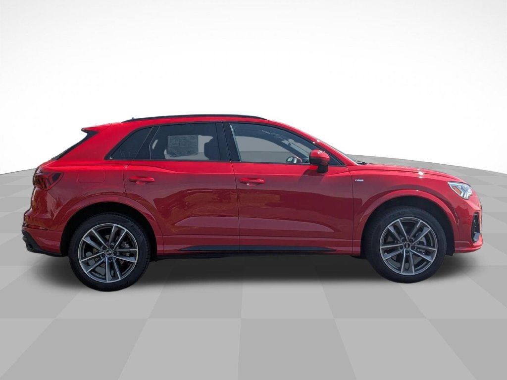 Used 2025 Audi Q3 2.0T Premium w/ Convenience Package AWD/4WD image 2