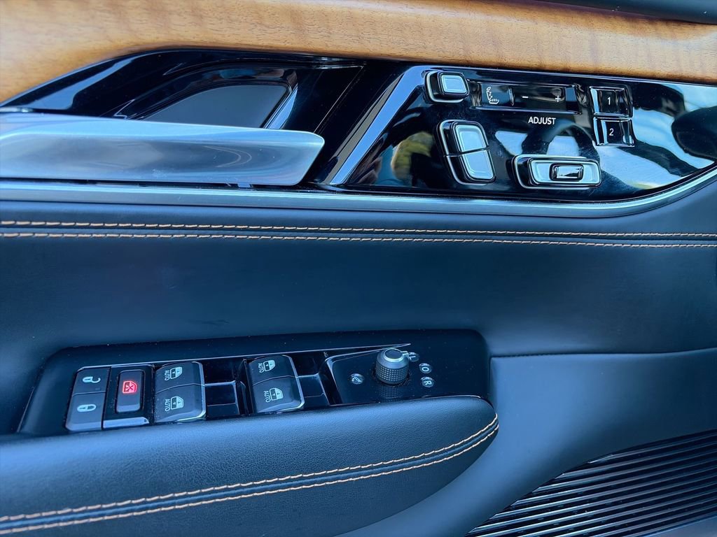 Used 2022 Jeep Grand Wagoneer Series III w/ Rear Seat Video Group 1 AWD/4WD image 31