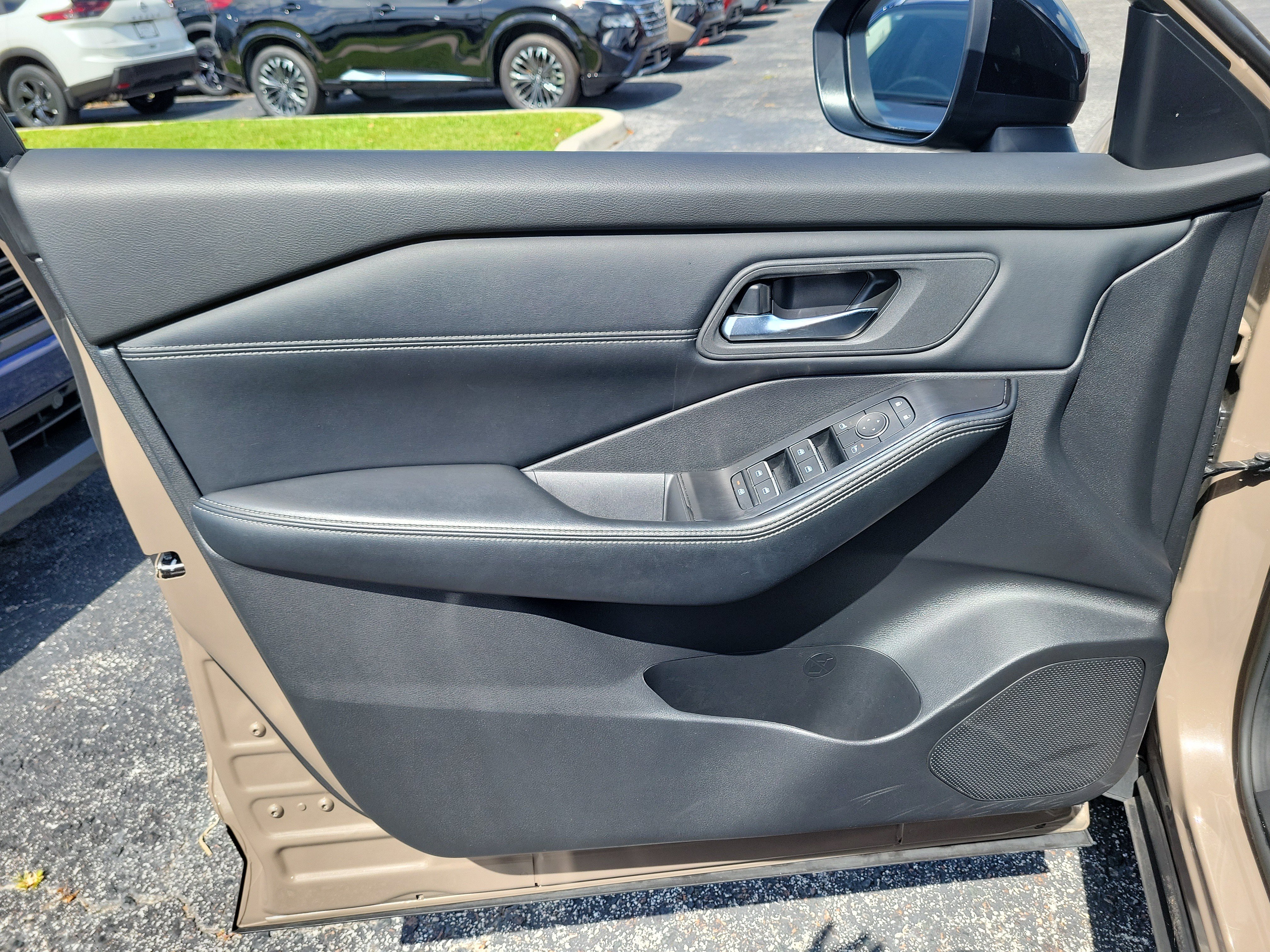 Certified 2025 Nissan Rogue SL FWD image 11