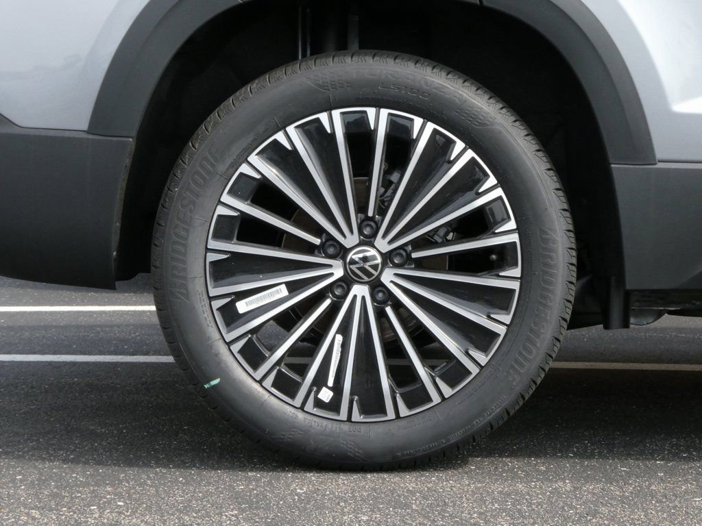 Certified 2025 Volkswagen Taos SE FWD image 24