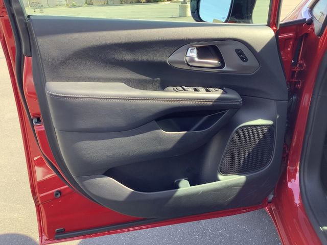 Used 2025 Chrysler Pacifica Select image 9