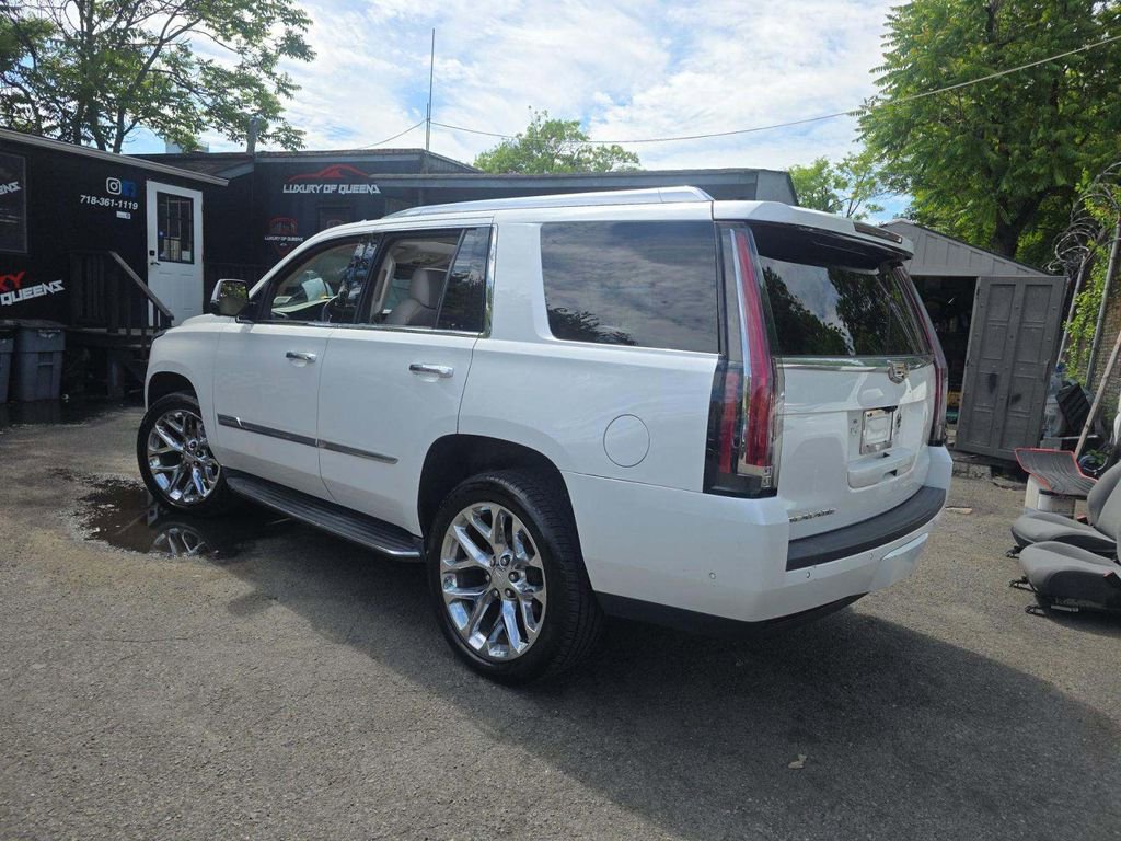 Used 2017 Cadillac Escalade Luxury AWD/4WD image 2