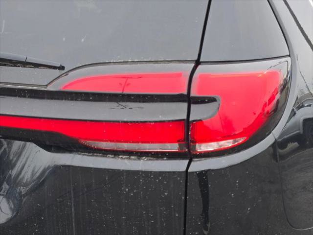 Certified 2024 Chrysler Pacifica Select image 11