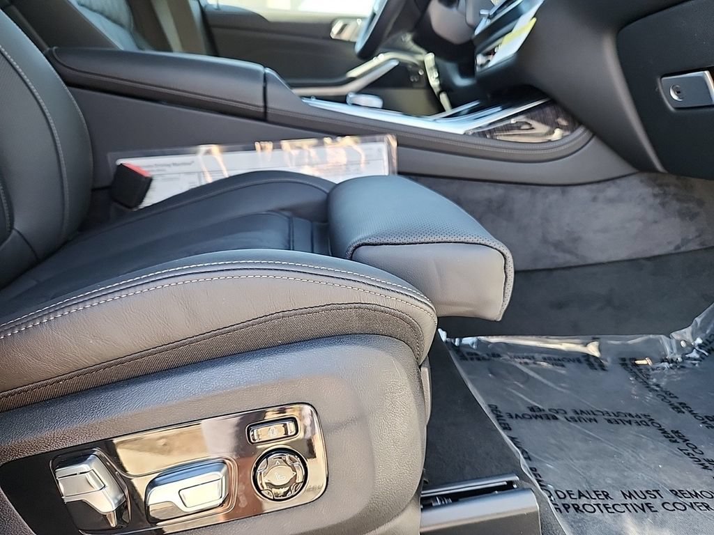 Certified 2025 BMW X7 M60i AWD/4WD image 25