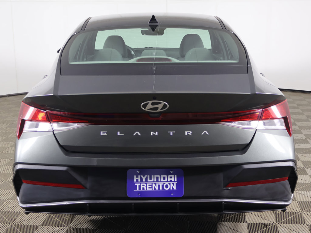 Used 2024 Hyundai Elantra SE FWD image 11
