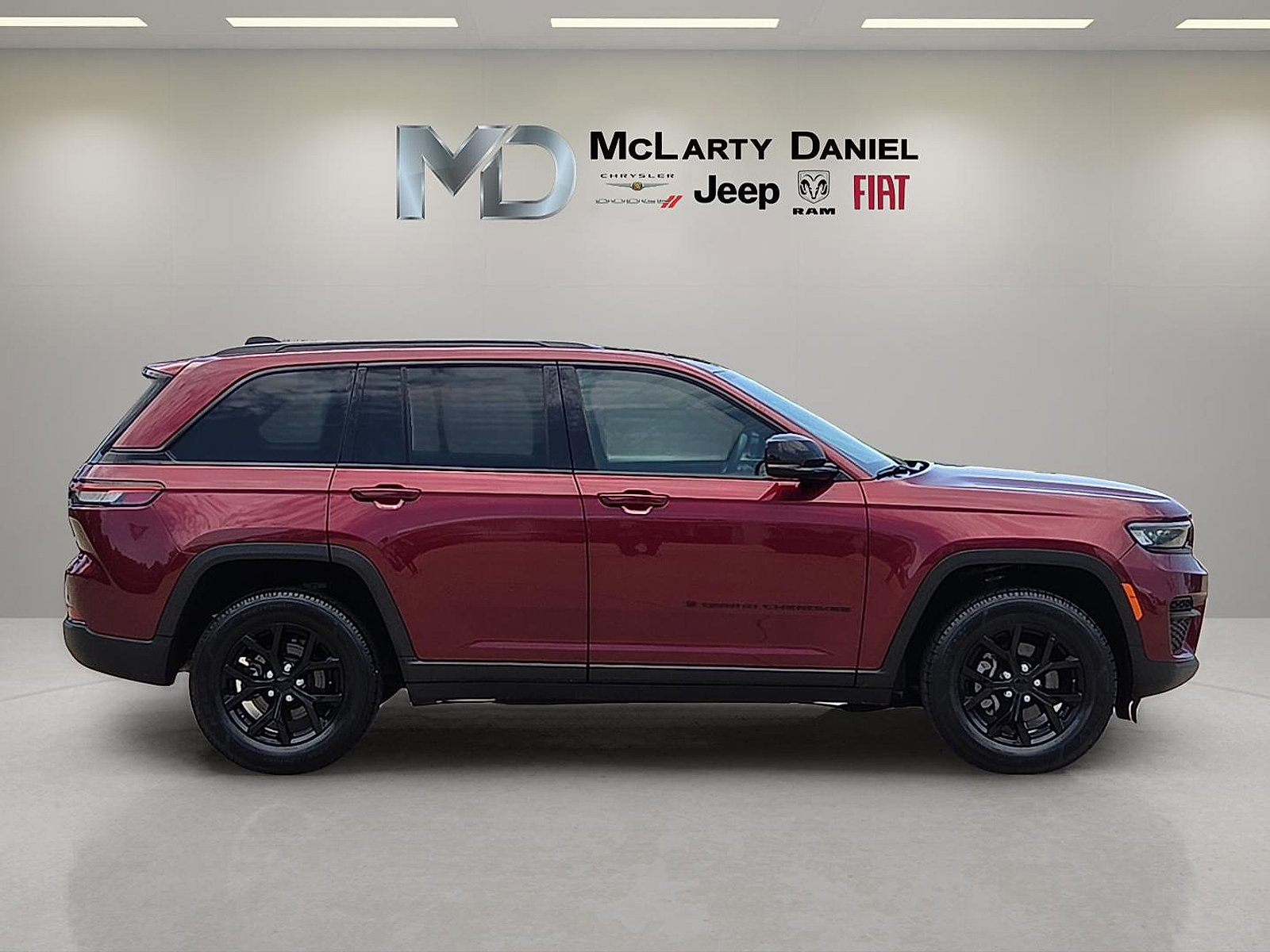 Used 2024 Jeep Grand Cherokee Altitude AWD/4WD image 6