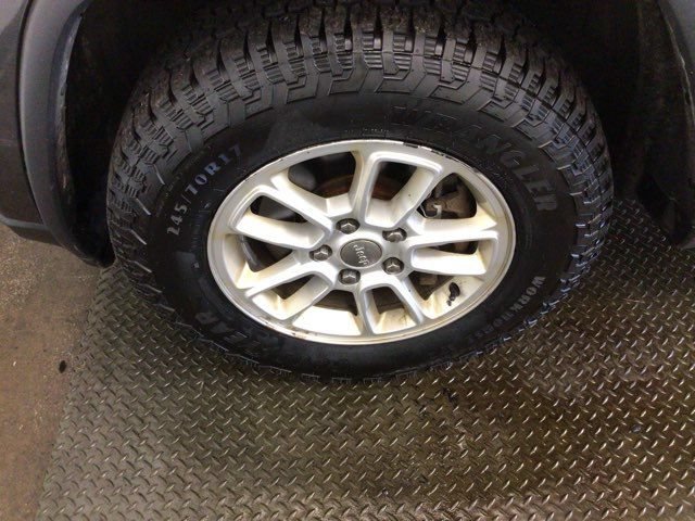 Used 2019 Jeep Grand Cherokee Laredo AWD/4WD image 28