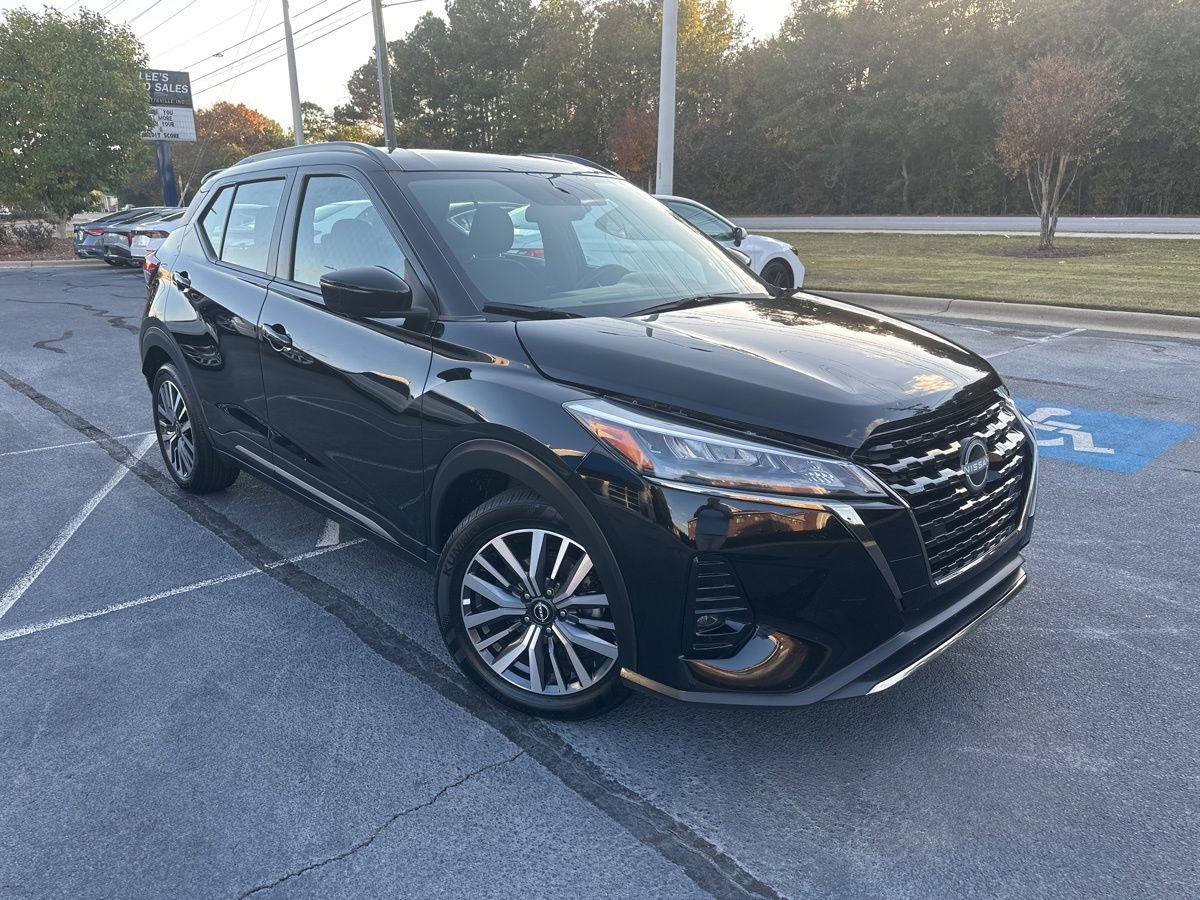 Used 2024 Nissan Kicks SR image 1