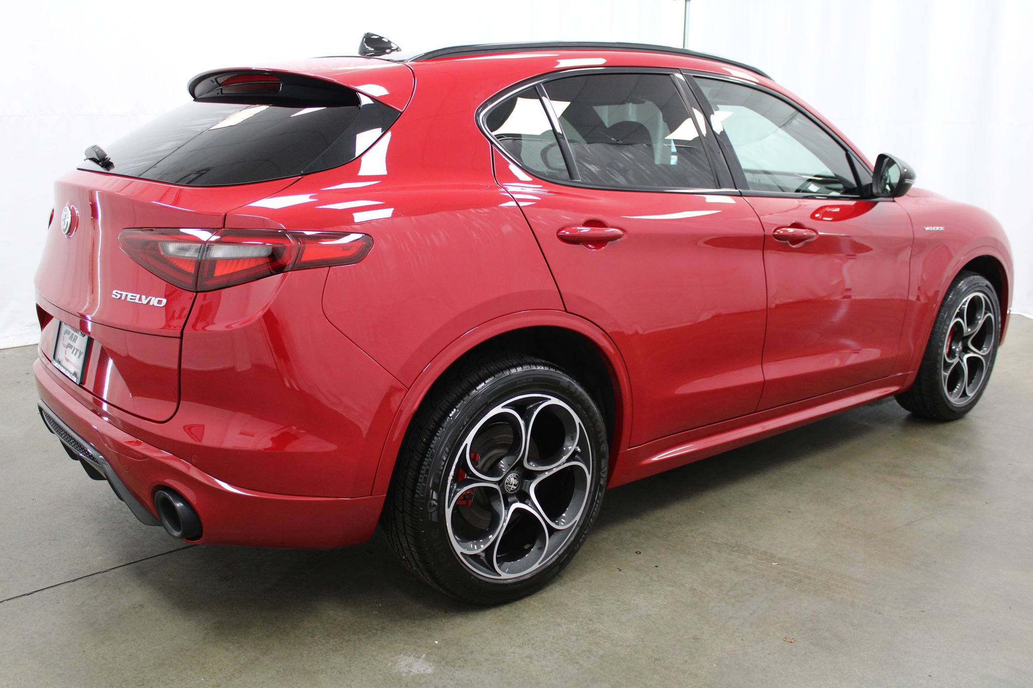 Used 2022 Alfa Romeo Stelvio Veloce AWD/4WD image 5