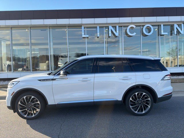 Used 2023 Lincoln Aviator Reserve w/ Equipment Group 201A image 2