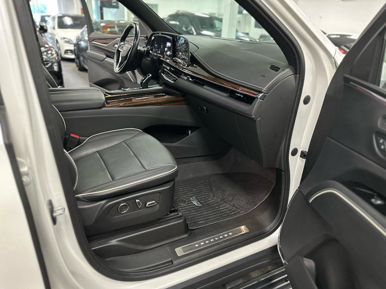Used 2023 Cadillac Escalade Premium Luxury w/ Performance Package image 33