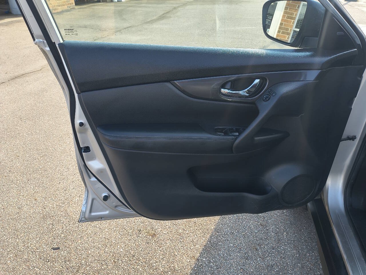 Used 2017 Nissan Rogue SV AWD/4WD image 20