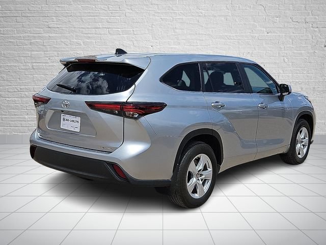 Used 2024 Toyota Highlander LE AWD/4WD image 4
