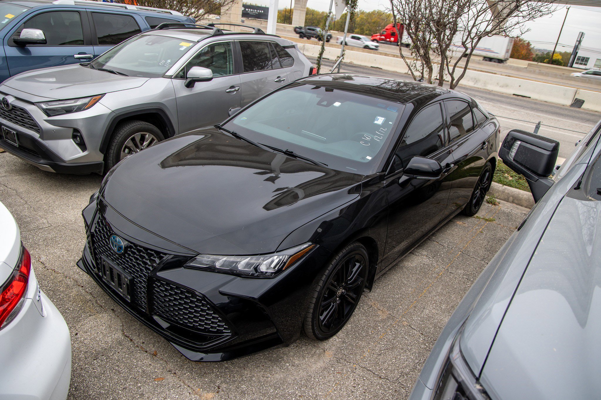 Used 2022 Toyota Avalon XSE image 3