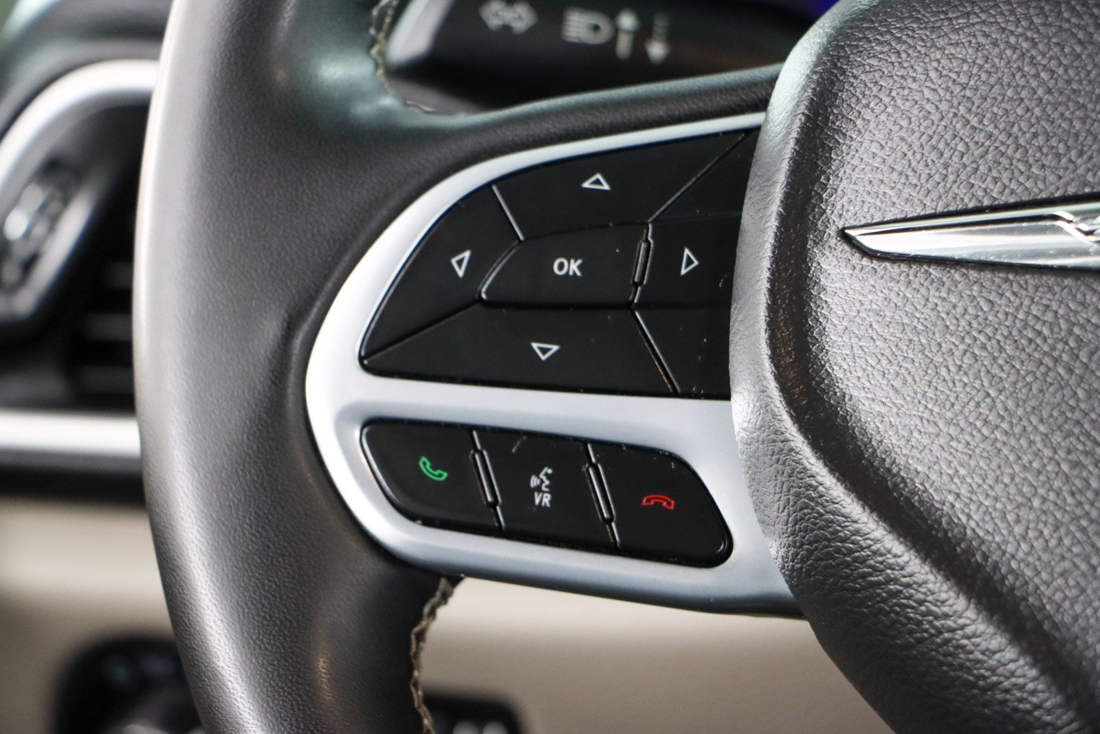Used 2023 Chrysler Pacifica Touring-L FWD image 13