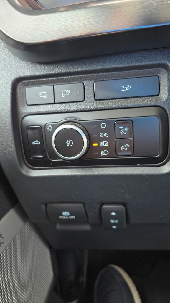 Used 2023 Ford F350 Lariat w/ Black Appearance Package image 21