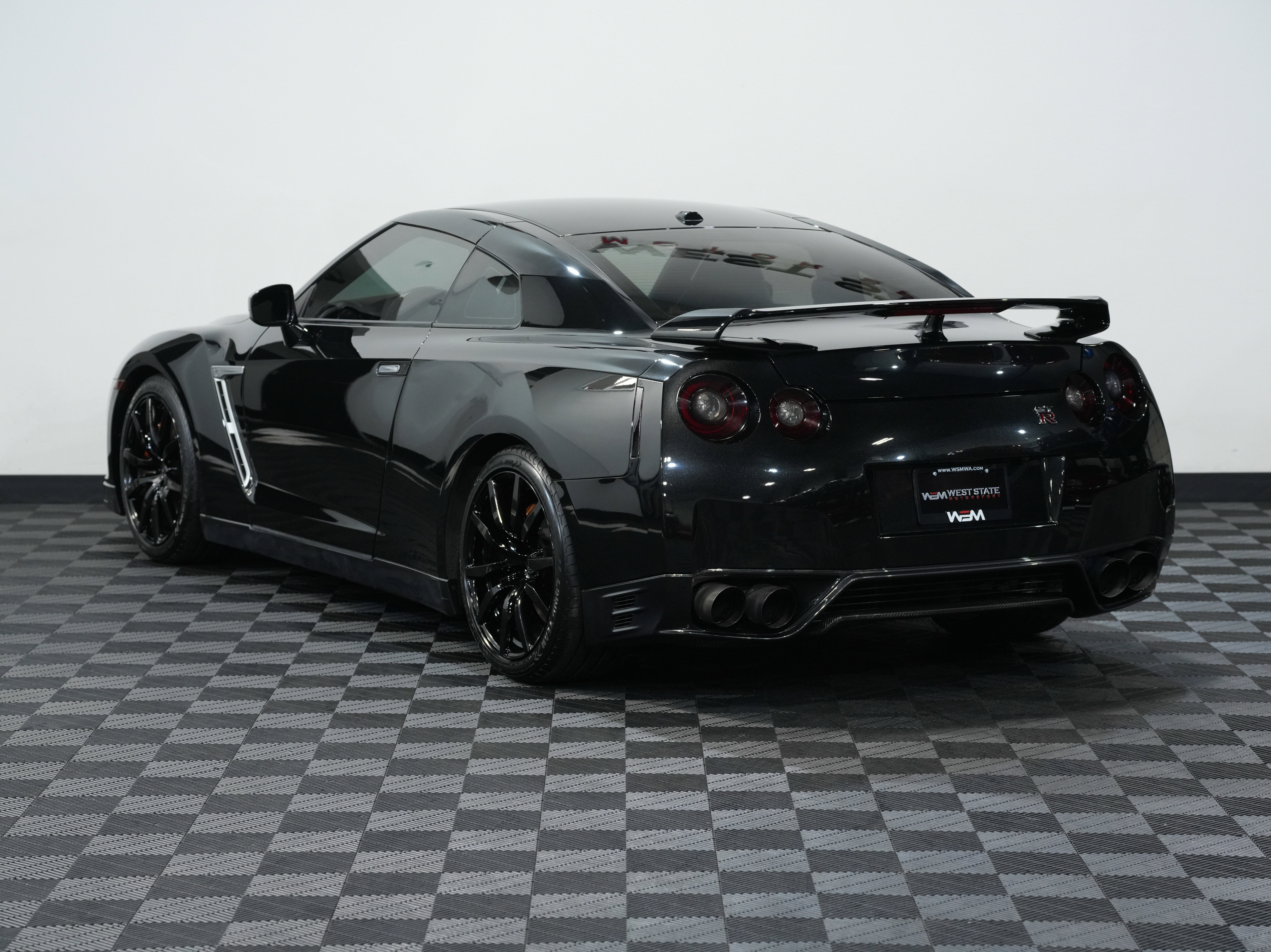 Used 2015 Nissan GT-R Premium image 8