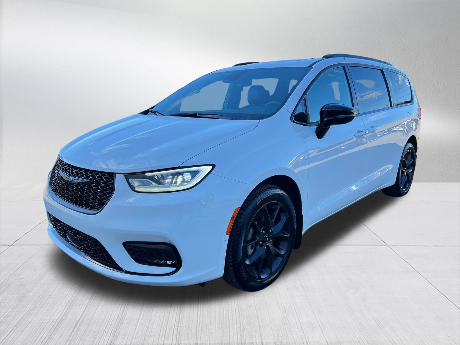 Used 2024 Chrysler Pacifica Limited w/ Uconnect Theater Family Group AWD/4WD image 1
