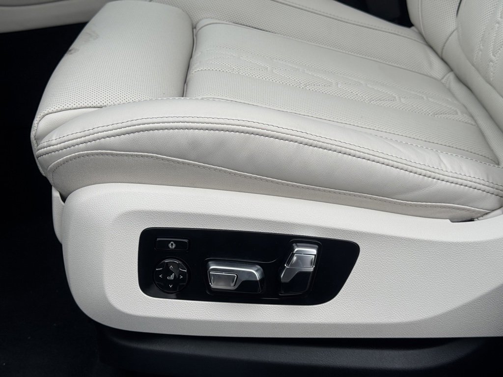 New 2026 BMW X7 M60i w/ Executive Package image 17