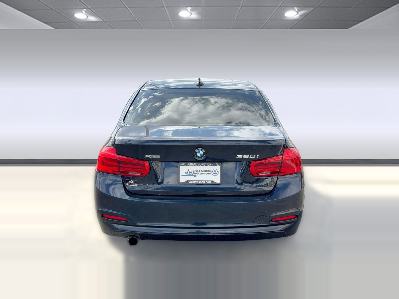 Used 2017 BMW 320i xDrive Sedan image 10