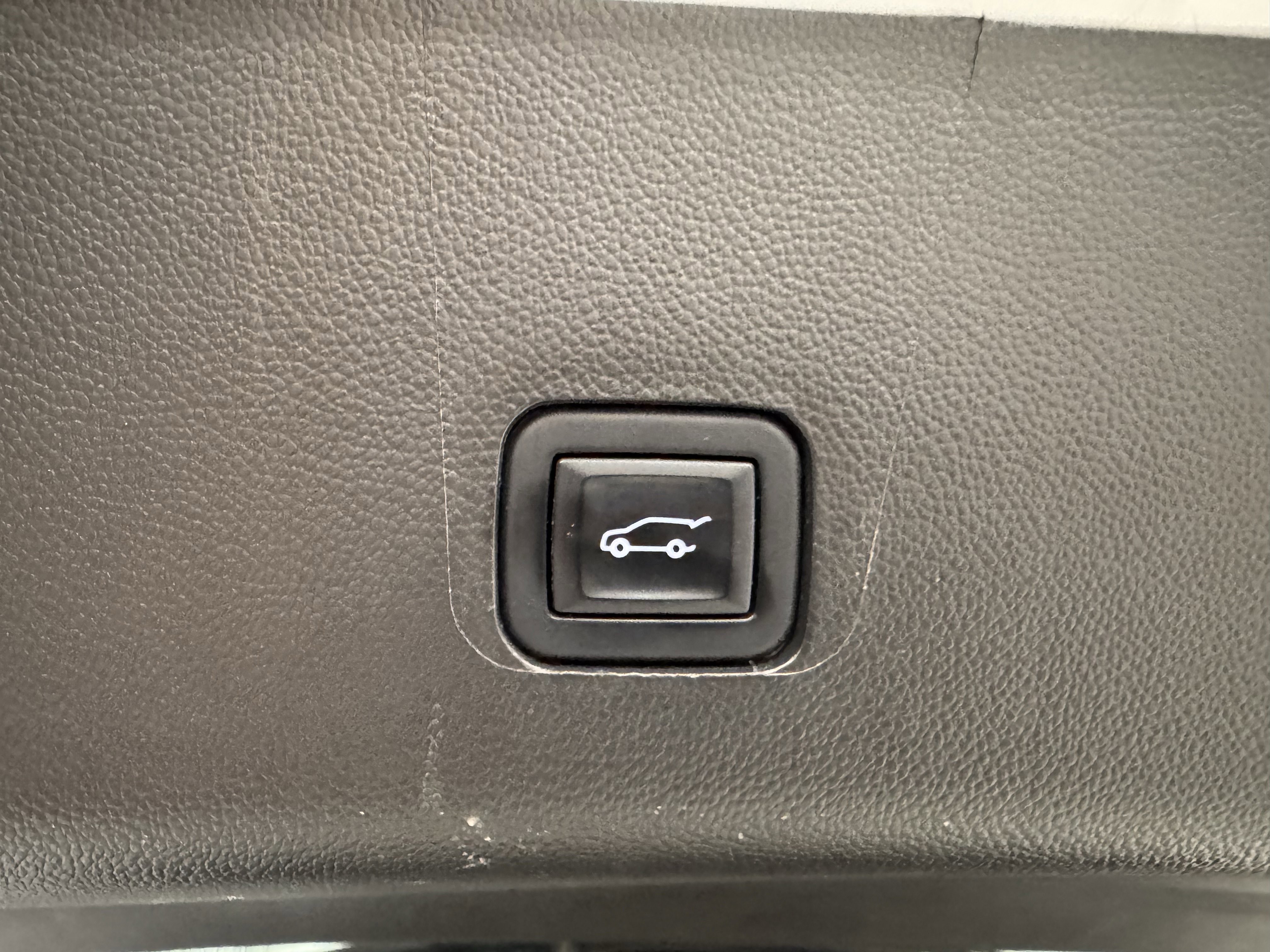 Used 2022 Chevrolet Traverse RS image 25