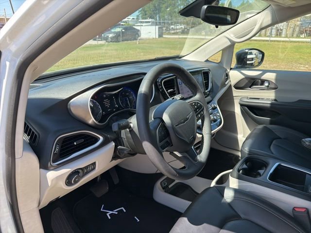 Used 2024 Chrysler Pacifica Touring-L FWD image 12