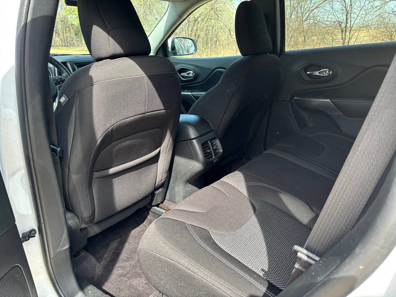 Used 2019 Jeep Cherokee Latitude w/ Popular Appearance Group image 18