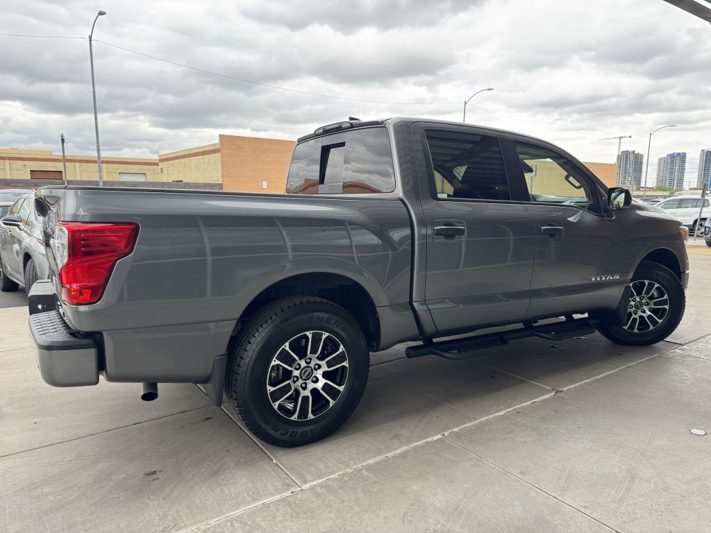 Used 2024 Nissan Titan SV w/ SV Convenience Package image 4