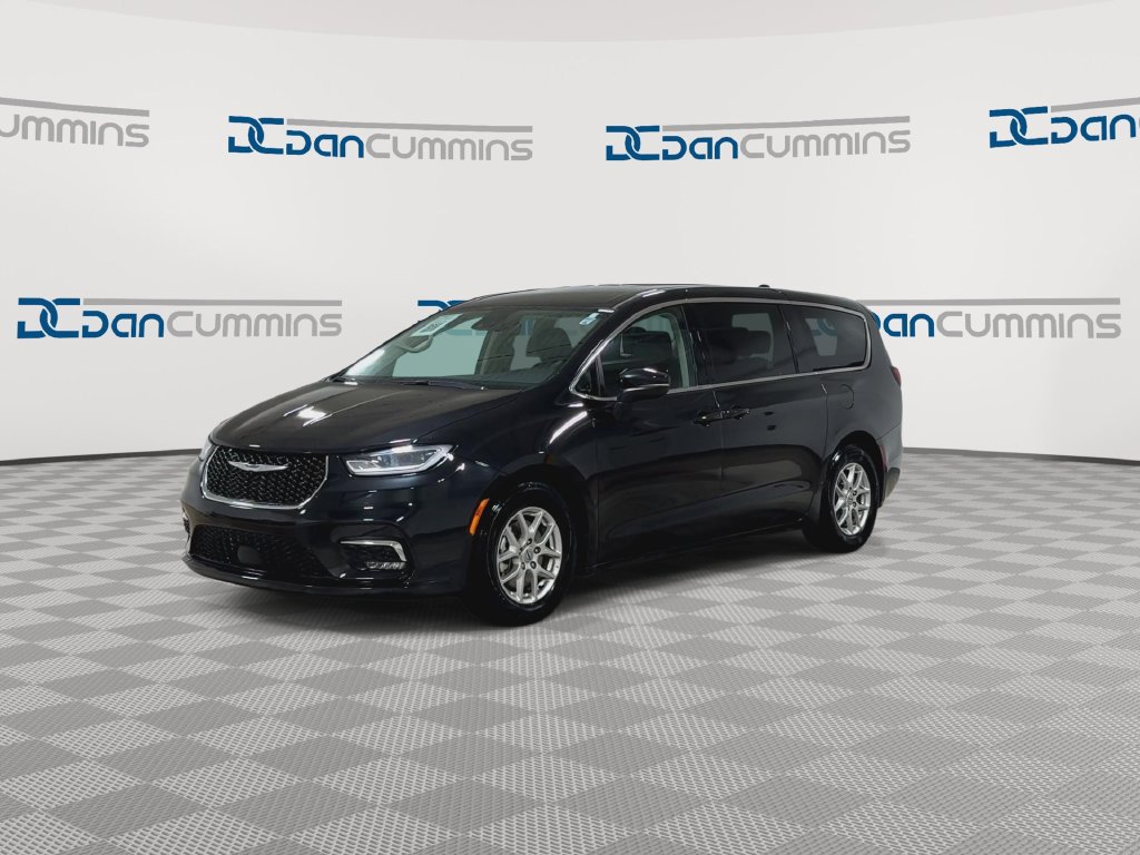 Used 2023 Chrysler Pacifica Touring-L FWD image 5