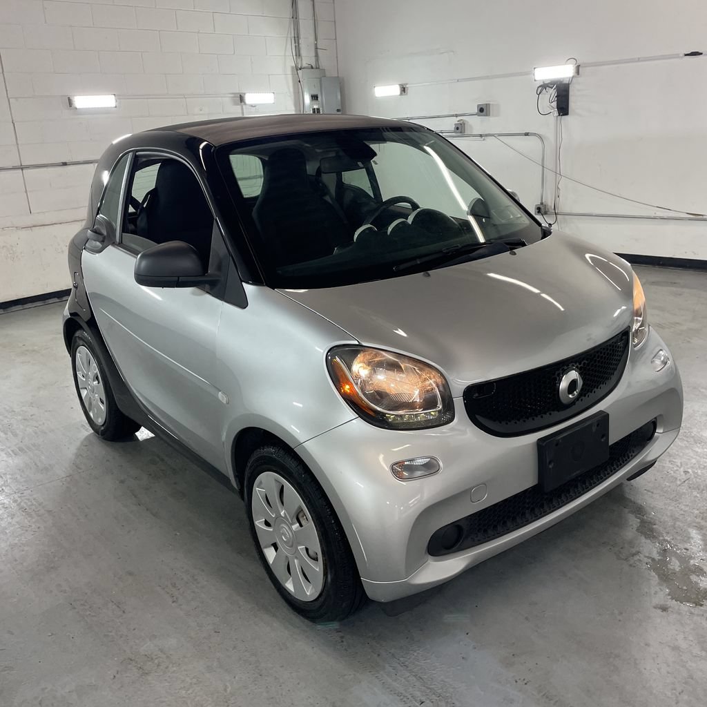 Used 2016 smart fortwo pure RWD image 2