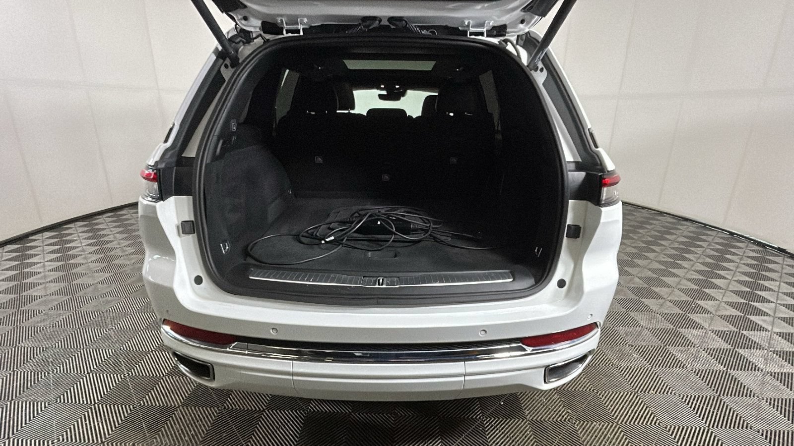 Used 2023 Jeep Grand Cherokee Overland AWD/4WD image 31