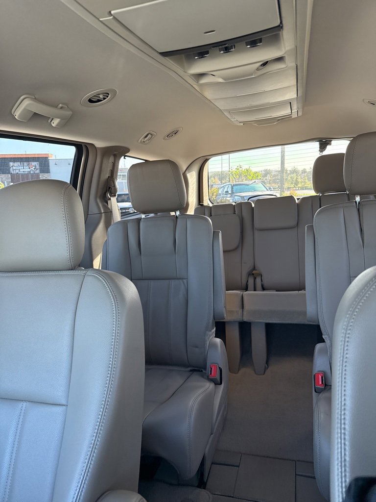 Used 2015 Chrysler Town & Country Touring image 12