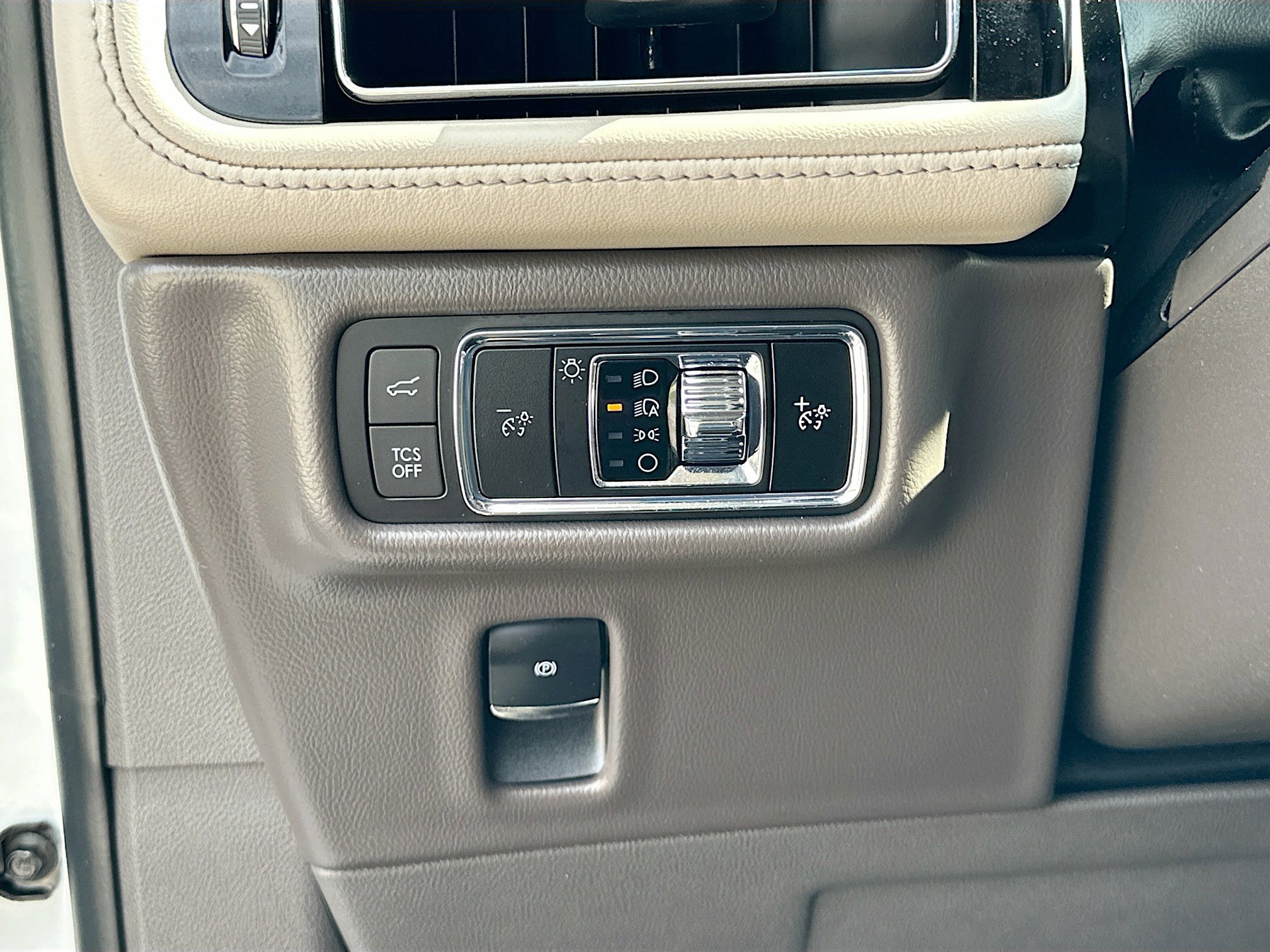 Used 2022 Lincoln Nautilus FWD w/ Premium Package image 10