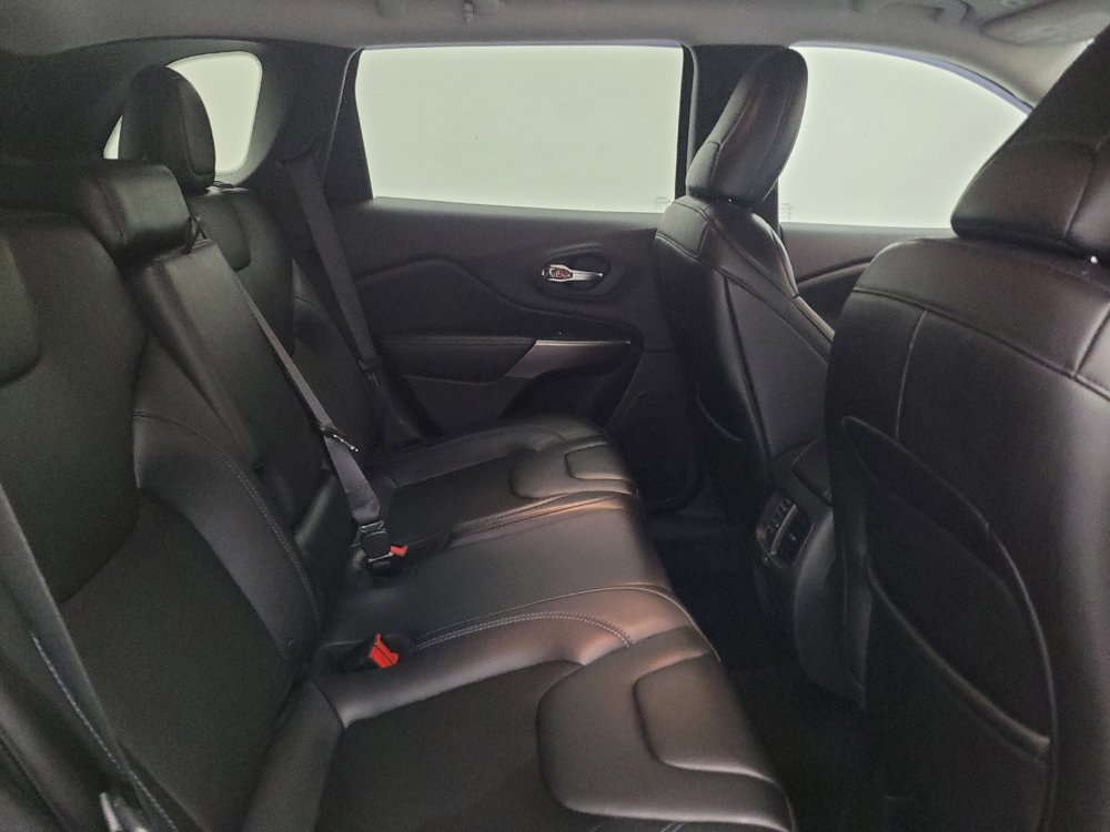 Used 2019 Jeep Cherokee Latitude Plus w/ Cold Weather Group AWD/4WD image 19