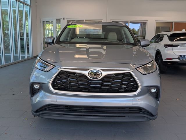 Used 2022 Toyota Highlander XLE FWD image 2