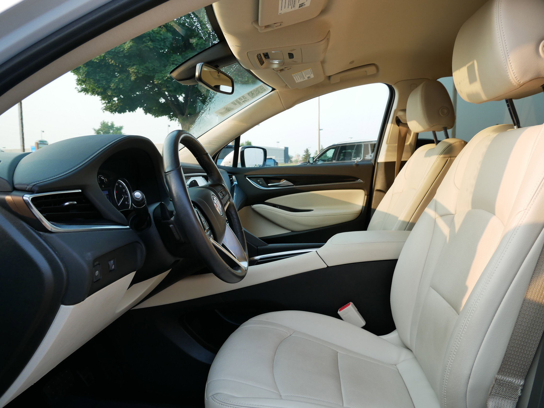 Used 2022 Buick Enclave Essence image 9