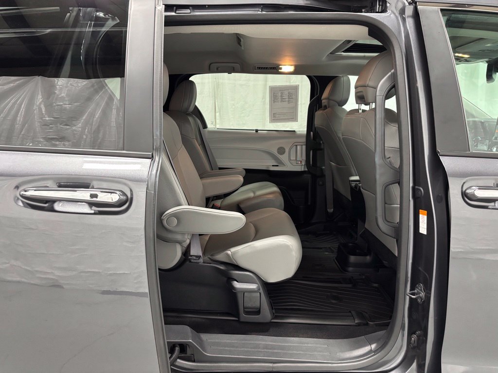 Used 2025 Toyota Sienna XLE AWD/4WD image 56