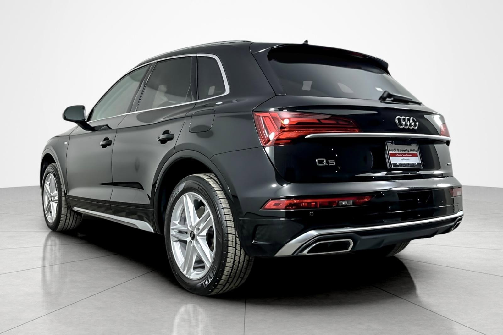 Used 2023 Audi Q5 e Premium Plus w/ Premium Plus Package image 3