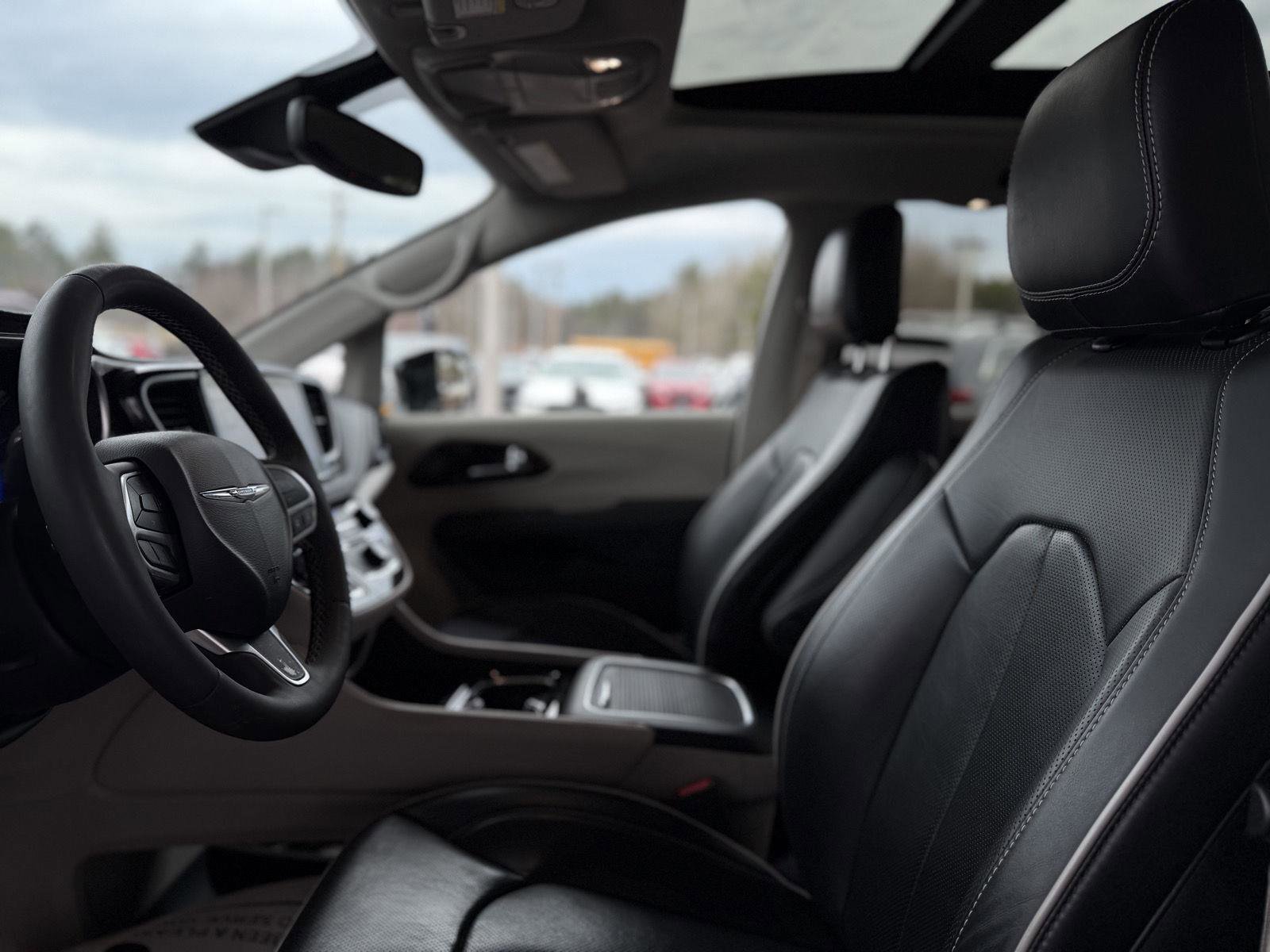 Used 2024 Chrysler Pacifica Limited image 12