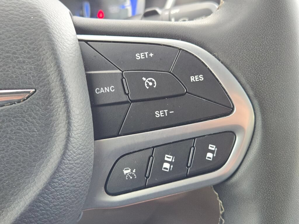 Certified 2024 Chrysler Pacifica Touring-L FWD image 32