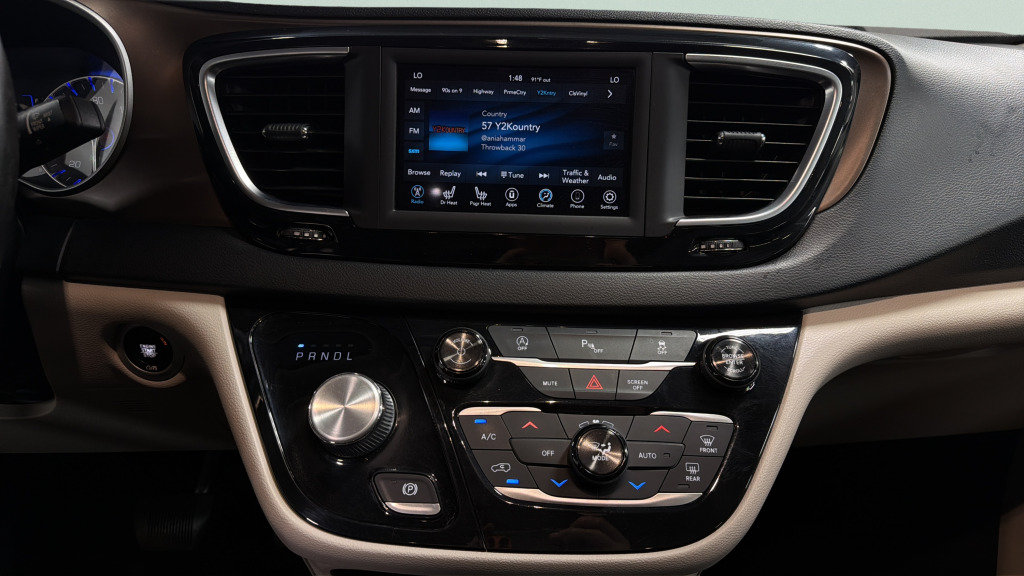 Used 2018 Chrysler Pacifica Touring-L FWD image 37