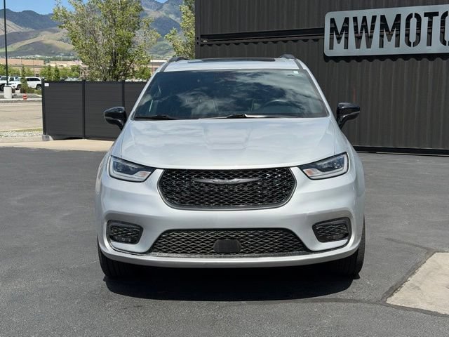 Used 2024 Chrysler Pacifica Limited w/ S Appearance Package AWD/4WD image 2