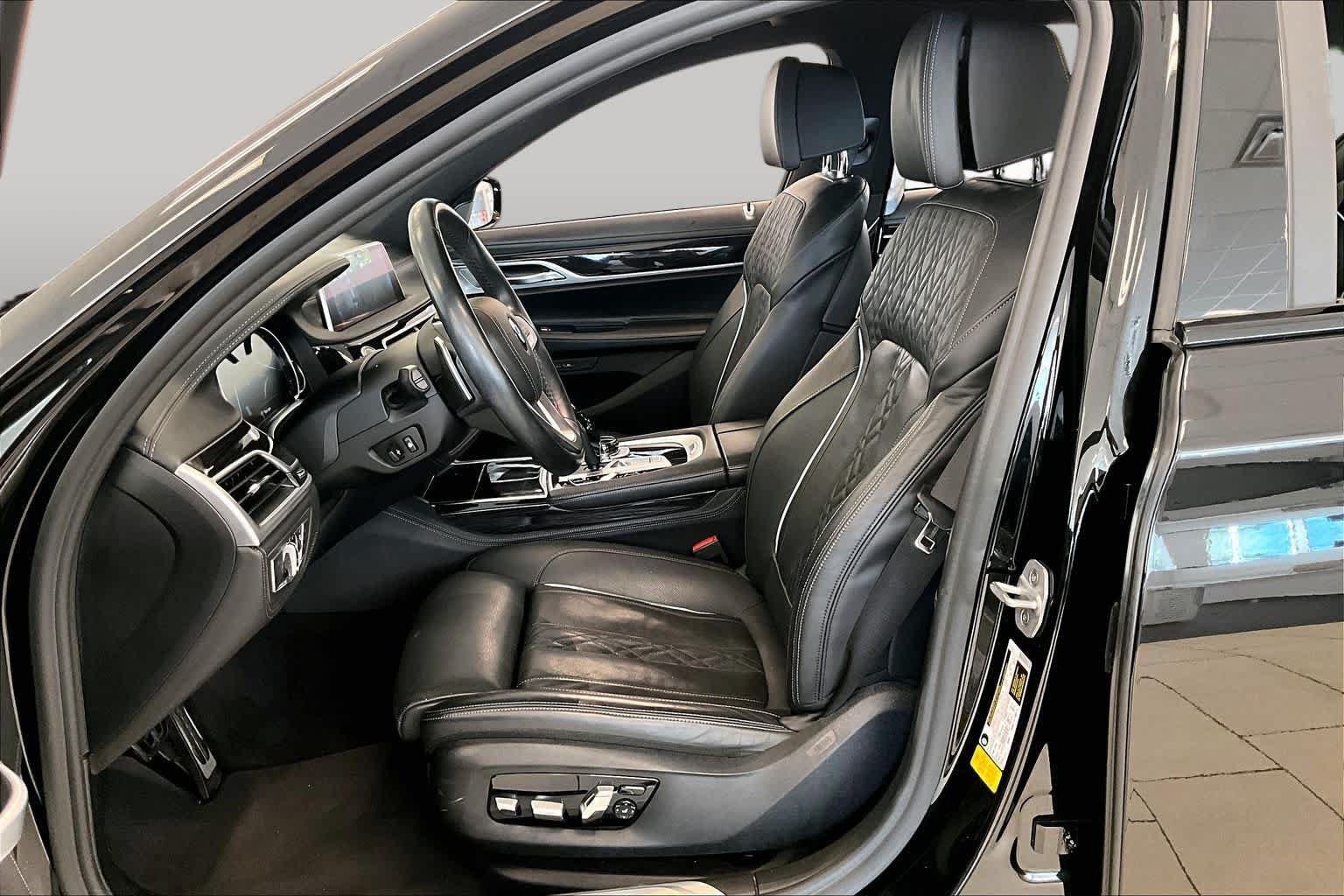 Used 2019 BMW 750i w/ Executive Package RWD image 6