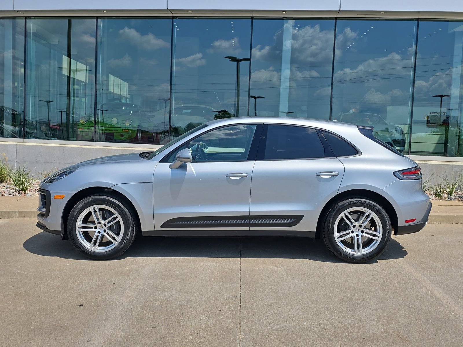 Used 2024 Porsche Macan AWD/4WD image 2