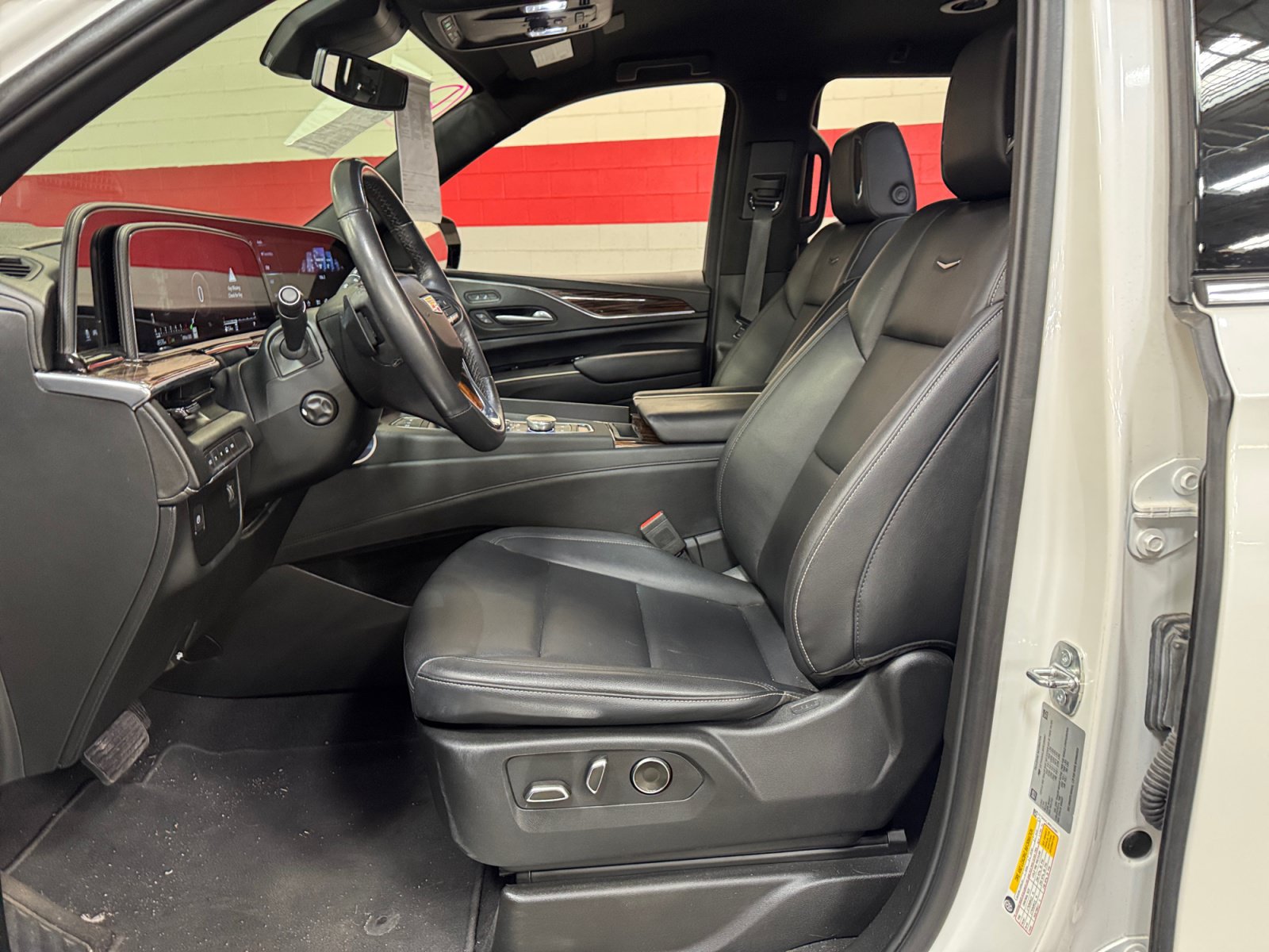 Used 2024 Cadillac Escalade Luxury AWD/4WD image 14