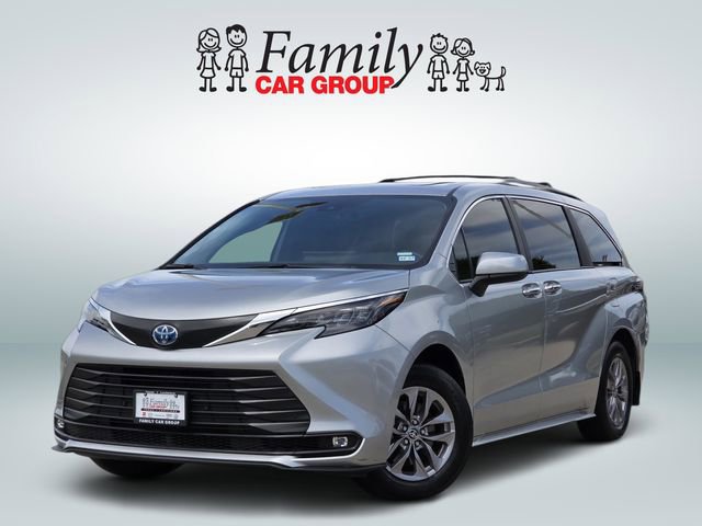 Used 2025 Toyota Sienna XLE image 1
