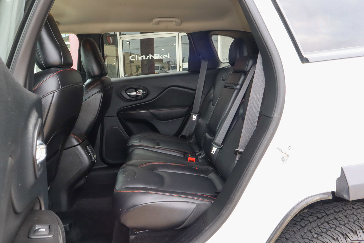 Used 2015 Jeep Cherokee Trailhawk w/ Comfort/Convenience Group AWD/4WD image 8