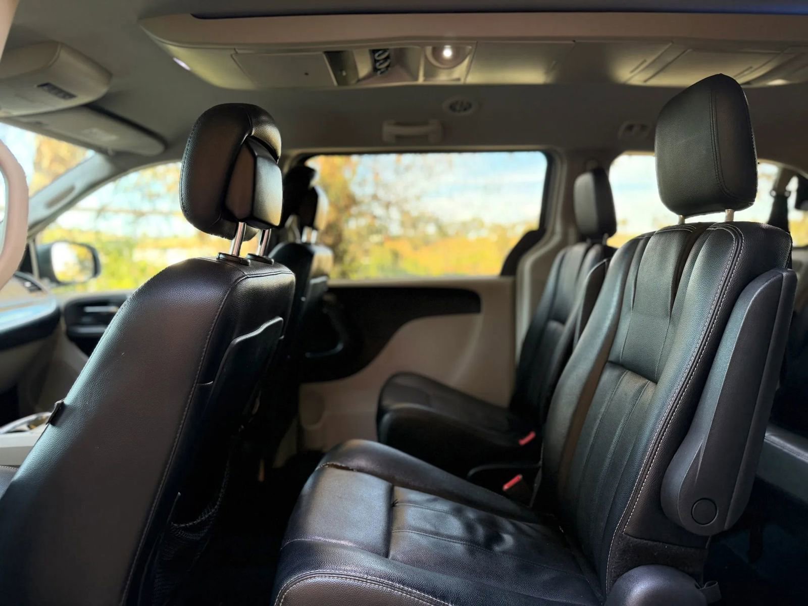 Used 2015 Chrysler Town & Country Touring FWD image 18