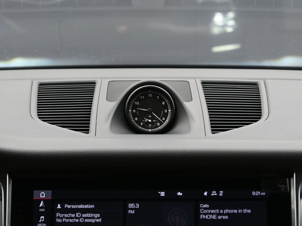 Certified 2025 Porsche Macan image 24